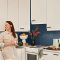 TIKKURILA Luja Ceramic Półmatowa farba do płytek ceramicznych 2w1 RAL 1003 żółty sygnałowy 2,7L